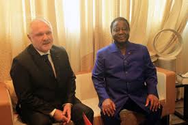 l’ambassadeur de France à Abidjan GILES HUBERSON avec bédié