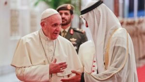 le pape francois g accueilli par le prince heritier d abou dhabi cheikh mohammed ben zayed al nahyane a son arrivee a l aeroport le 3 fevrier 2019 6149758