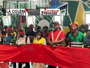 Abidjan-rencontre d’urgence à BRASSIVOIRE: le Directeur Général a parlé avec les travailleurs bandeaux rouges sur la tête ce mardi 27 décembre LEDEBATIVOIRIEN.NET