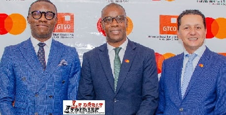 Port-bouët/Rhdp Le candidat El Hadj Ibrahim Konaté continue de tisser sa toile Ce mardi 05 juillet 2023, c'est au pas de course que le politicien le plus proche des populations de la cité balnéaire a poursuivi le porte à porte. En effet, le candidat choisi par le président Alassane Ouattara s'est rendu à la grande mosquée de derrière wharf, où il a été accueilli dans la ferveur. L'imam a psalmodié des versets du noble et saint Coran non sans faire moult bénédictions pour le président Alassane Ouattara et pour le candidat. Quant à El Hadj Ibrahim Konaté, il a prôné l'union et la paix entre les fidèles musulmans du quartier. Ensuite, comme à l'accoutumée, il a fait un don significatif à la mosquée. De ce pas, il s'est rendu à l'école primaire publique N'Sikan Kouamé Konan oû l'attendaient fievreusement une foultitude de militants acquis à sa cause. C'est par un Standing ovation qu'il a été accueilli. Après les mots de bienvenue, c'est le tres éloquent Conseiller Frédéric Yénikpo Tuo qui s'est emparé du crachoir. Dans un speech dont il détient seul le secret, il a mandaté les jeunes afin qu'ils refusent la facilité et s'inscrivent dans la vision du numéro un ivoirien quant à l'emploi jeunes. Puis ce fut le tour du président Fernand Traoré affectueusement appelé ici Secréto de s'adresser à la nombreuse assistance. Il a exhorté les jeunes à postuler à l'entrepreneuriat. Il a fait partager sa riche expérience. Quant arrive le tour du père des orphelins et mari des veuves, l'applaudimètre monte crescendo. Le candidat El Hadj Ibrahim Konaté est applaudi à tout rompre. > Enfin, c'est par une riche audience accordée au prolifique directeur de publication de le débat ivoirien que le candidat de la proximité a regagné sa somptueuse résidence. Sam-Ibrahim Sidibé ledebativoirien.net