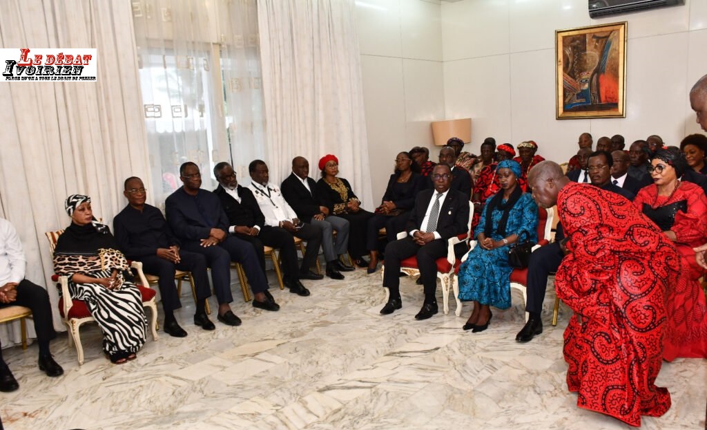 Côte d’Ivoire-décès du président Bédié : Kakou Guikahué le N°2 du PDCI inconsolable aux côtés de l’épouse Henriette Bédié LEDEBATIVOIRIEN.NET