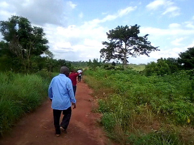Yamoussoukro: les familles de Nanan présentent le terrain litigieux (vidéo) LEDEBATIVOIRIEN.NET