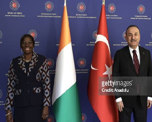 La ministre des affaires étrangères ivoirienne, Kandia Camara, et son homologue turque, Mevlut Cavusoglu, le 15 Mars 2022 à Ankara. ledebativoirien.net