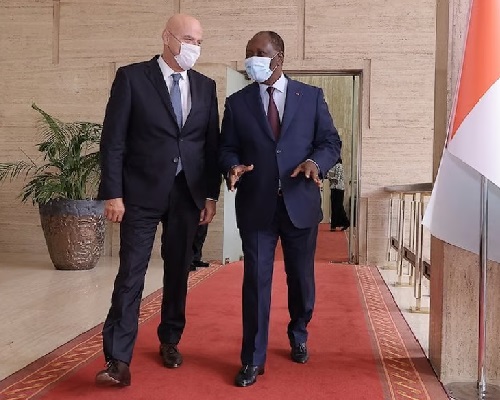 Le Président Ouattara recevant au palais présidentiel Claudio Descalzi PDG du groupe italien ENI le 02 Octobre 2021, peu après l'annonce de la découverte du gisement géant "baleine". ledebativoirien.net