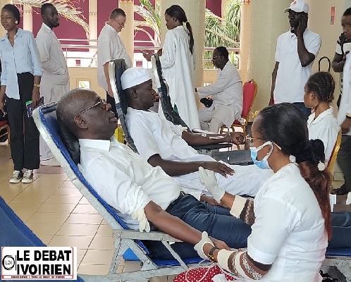 A l’Hôpital Catholique St Joseph Moscati à  Yamoussoukro :  Augustin Thiam fait un don de sang aux malades LEDEBATIVOIRIEN.NET