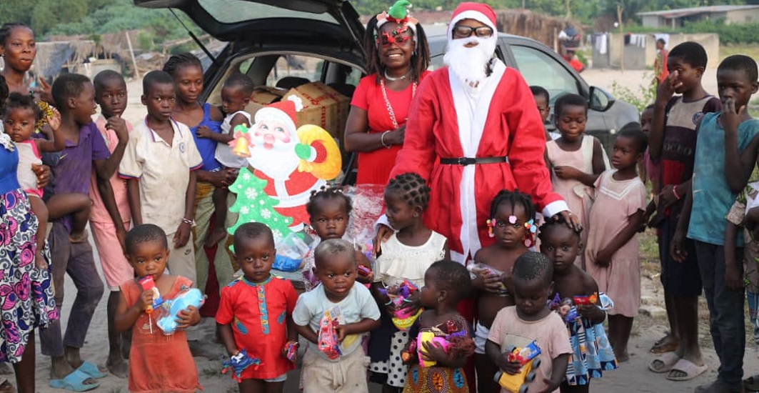 Surprise aux campements à Bonon-Bouaflé : Dr N'DE Apo Louise de la Fondation Espace Afrique fait découvrir le père Noël aux enfants démunis; Ledebativoirien.net